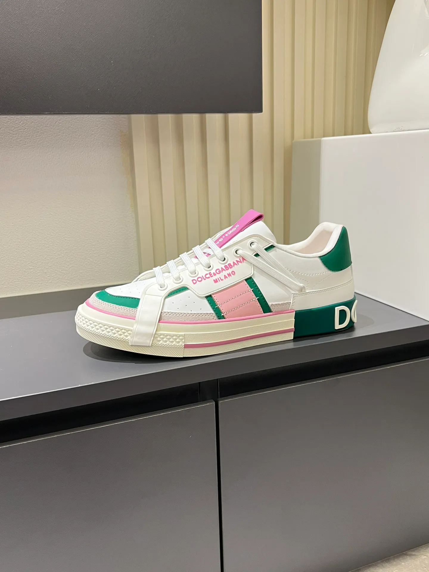 p480 Original order Couple model DG's new Custom 2.Zero sneakers combine the characteristic elements of the brand's two classic series, combining the simple and elegant silhouette of Portofino with the urban and capable attitude of Miami. Calfskin upper with contrasting details, micro-injection rubber logo on the side, laminated Dauphine leather heel, sheepskin lining, original outsole Size: Women's 35-40 (34, 41 can be ordered), Men's 38-44 (45, 46 can be customized)